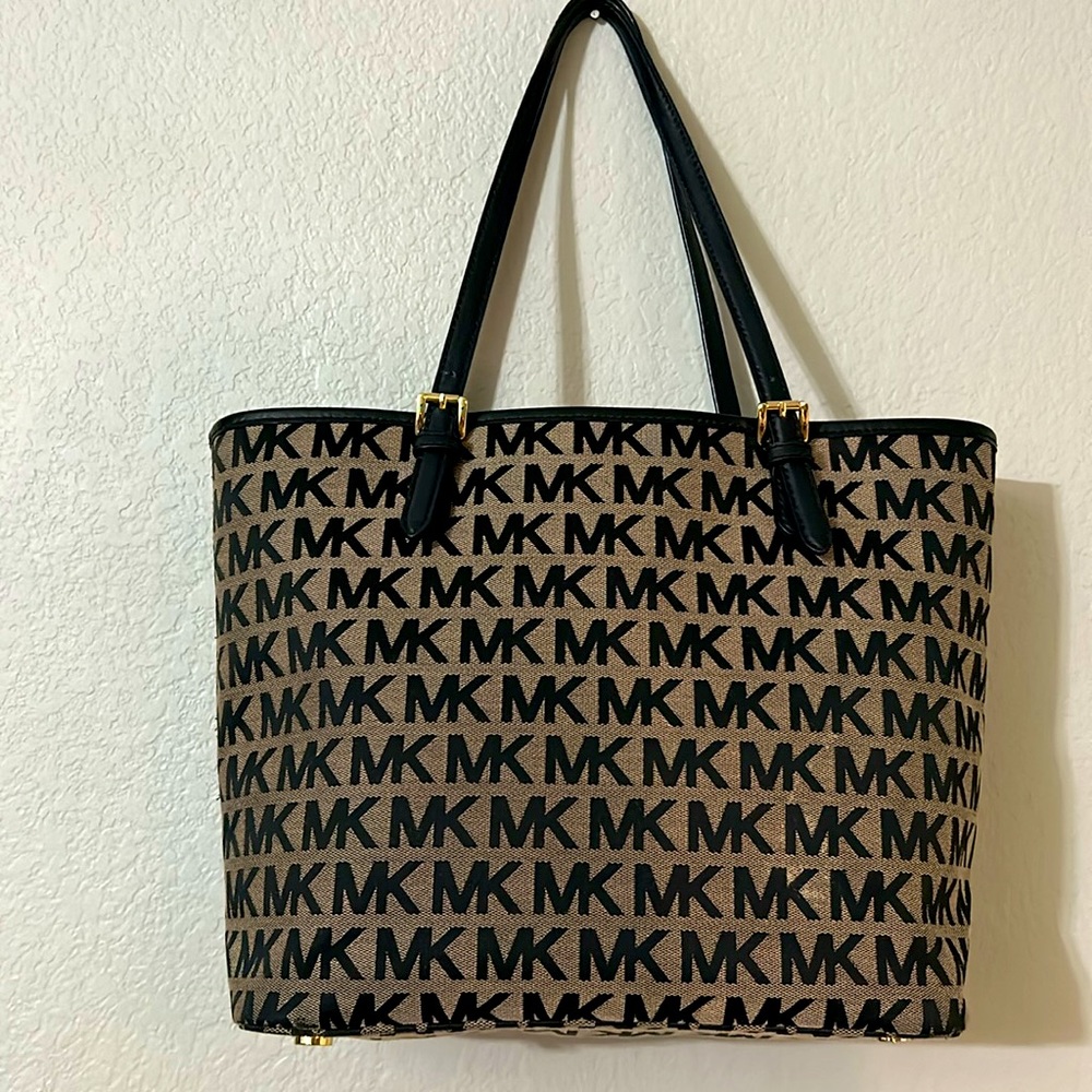 Michael Kors EUC Large Handbag - Picture 2 of 16